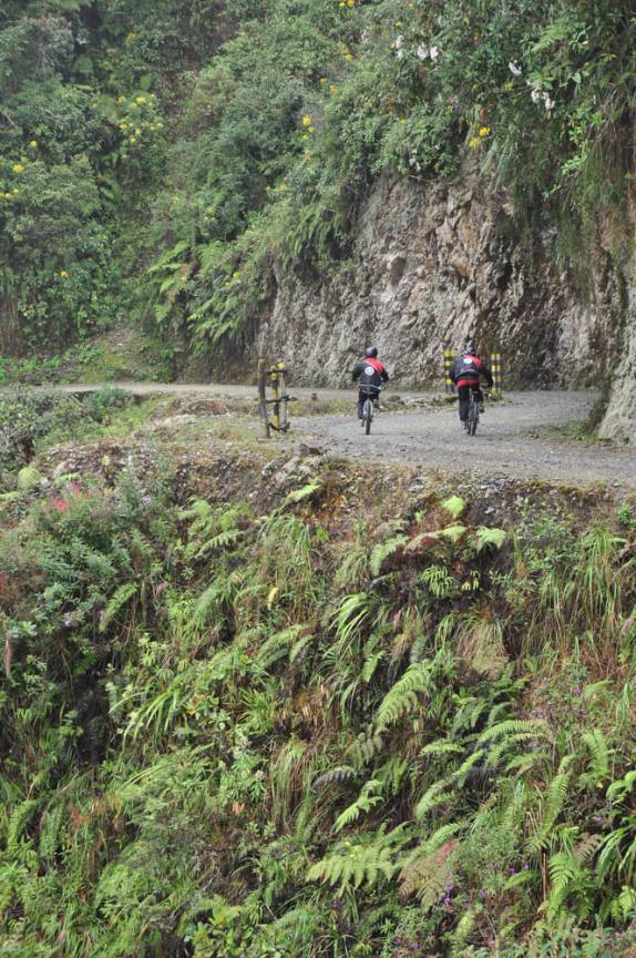 Ciclistas descem a Carretera de la Muerte, estrada que desce os Andes em direção à Coroico, na Bolívia